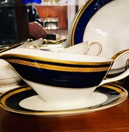 HUTSCHENREUTHER Monarch China (pattern 9033)  in mint condition  ==> 8 place setting service plus 2 serving pieces (gravy boat & vegetable dish)   