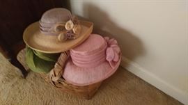 Lots of Beautiful vintage hats !!