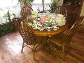 Oak dining table with large leaf and 6 chairs