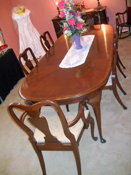 DINNING TABLE WITH 2 LEAVES AND 6 CHAIRS