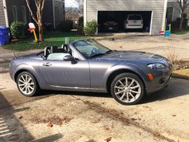 Retractable convertible hard top