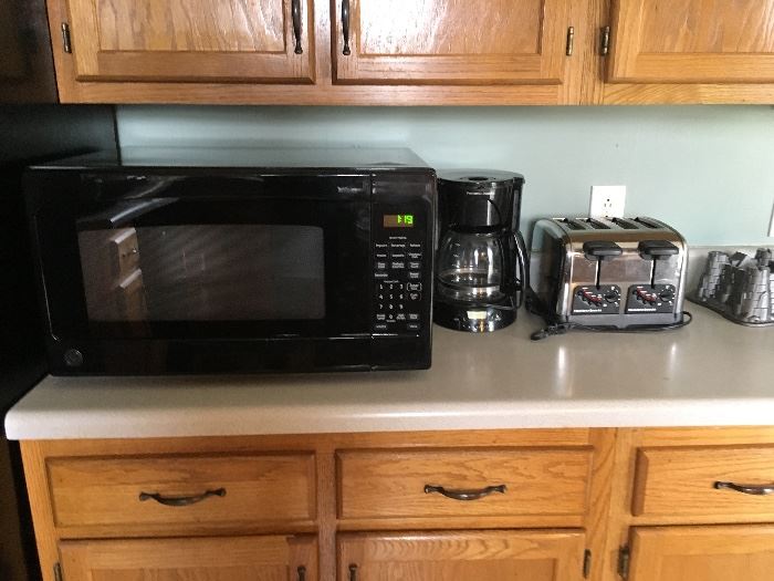 Microwave, Coffee Maker, 4 pc Toaster, Cake Mold