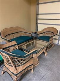 Plow and Hearth 4 Piece Wicker Patio Set in Excellent Condition