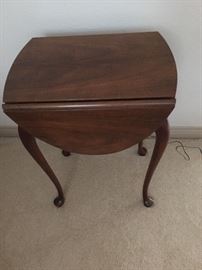 Baker furniture drop of leaf small table. So cute!