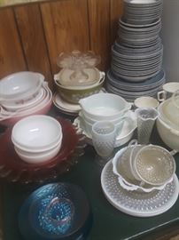 Misc vintage dishes.