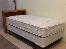 MD02Q Second Sealy TwinSize Back SaverX Bed with Wood Headboard