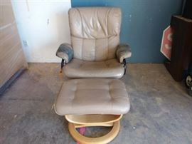 MD91L Palliser Leather Chair with Ottoman