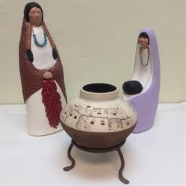 MD302F JoBeth Maize Zuni Pottery and Statues