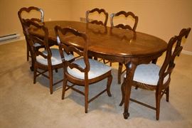 BEAUTIFUL DINING TABLE W/2 LEAFS, PADS & 6 CHAIRS