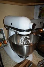 KITCHEN AID STAND MIXER