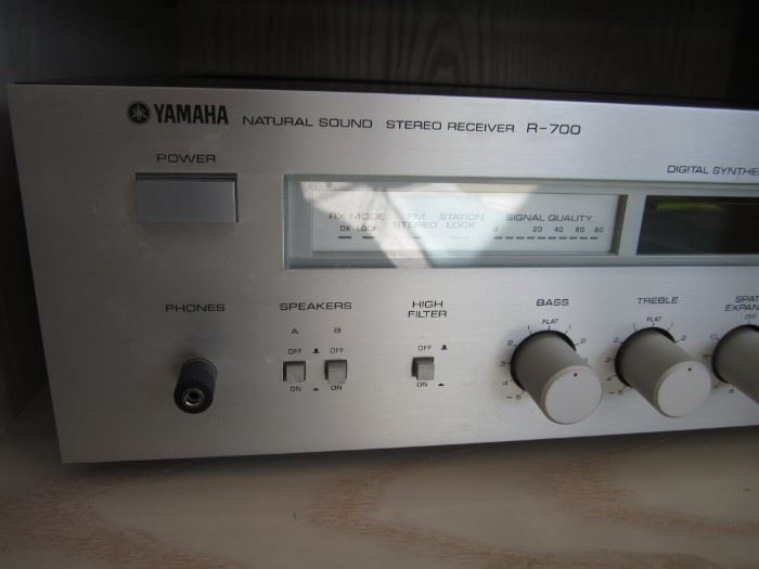 Yamaha R-700 receiver