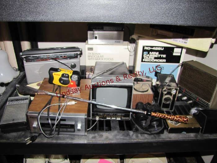 Approx 18 pcs vintage electronics, cameras,
binoculars, radios, tape recorder & others