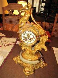 Heavy brass style w/ marble style base ornate mantle clock w/ key & pendulum 16"