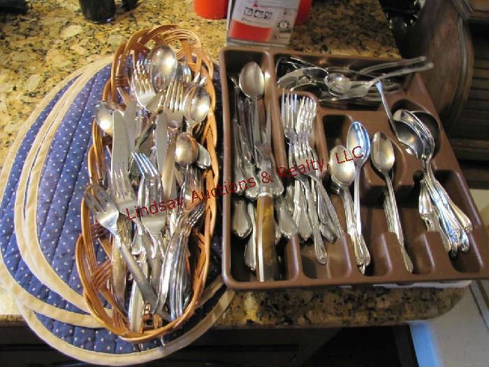 Group w/ 3 placemats & 3 containers mixed flatware
