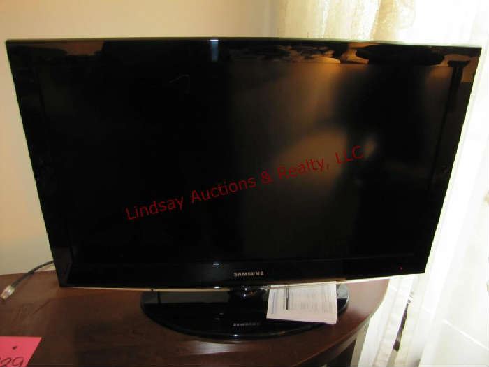 Samsung LCD flatscreen TV w/ remote