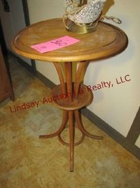 Round table/plant stand 18.5x30.5 & lamp