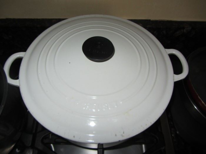 LE CREUSET #28 DUTCH OVEN(7,25 QTS) IN WHITE! RETAILS WAS $400!!!OUR PRICE IS A FRACTION! DISCONTINUED.  