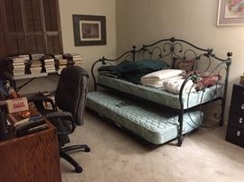 Trundle day bed ( excellent condition) 