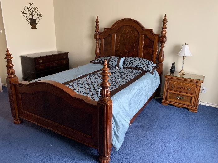 Traditional style bed