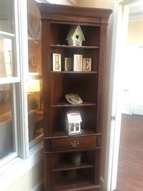 Corner book shelf