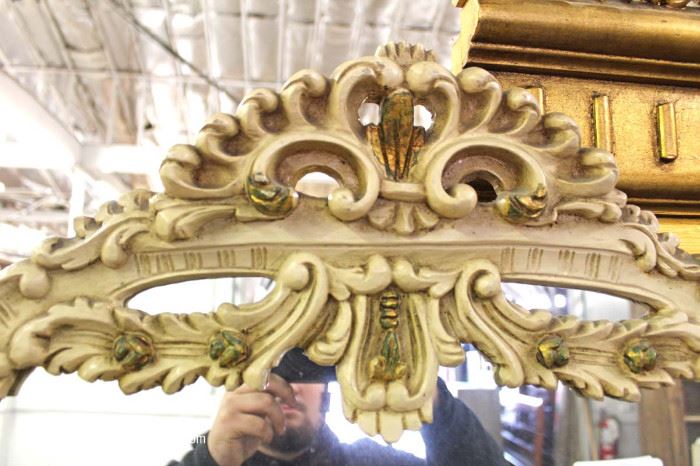VERY NICE VINTAGE French Style Paint Decorated Vanity
Located Inside – Auction Estimate $200-$400