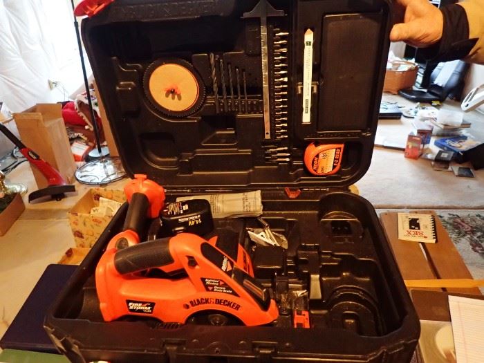 BLACK & DECKER SAW / DRILL SET WITH CHARGER