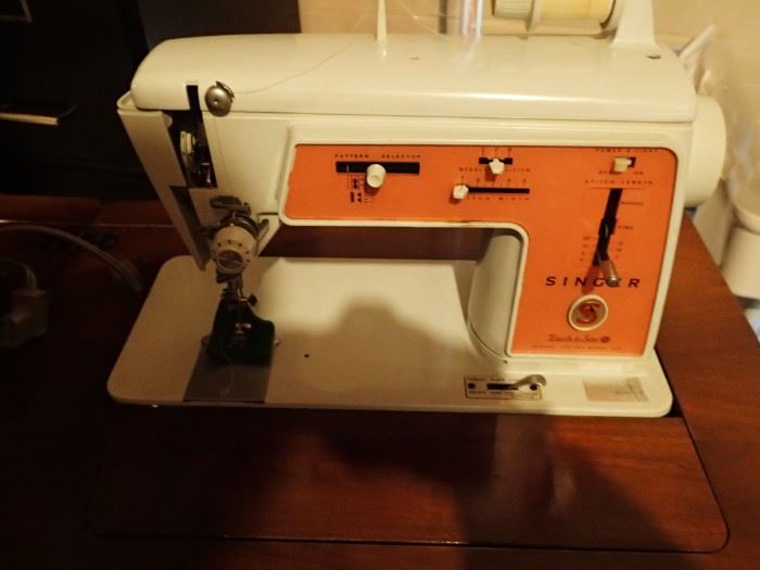 SINGER SEWING MACHINE IN WOOD CABINET