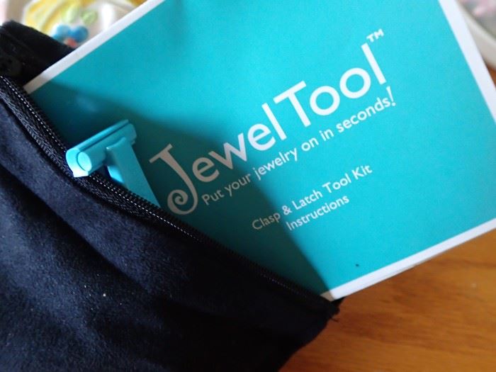 JEWEL TOOL HELPS YOU PUT ON YOUR JEWELRY
