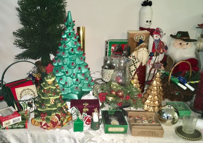 GREAT LOOKING CERAMIC CHRISTMAS TREE