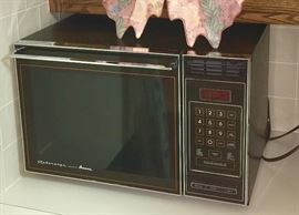 VINTAGE VERY CLEAN WORKING MICROWAVE.