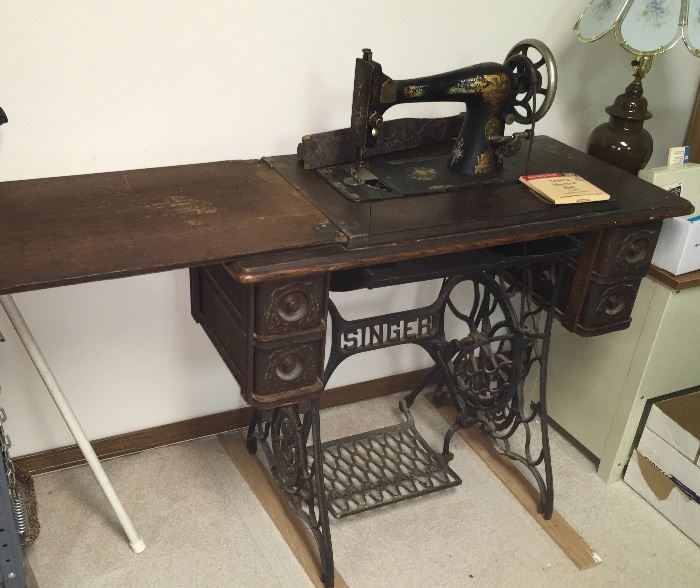 ANTIQUE SINGER TREADLE SEWING MACHINE UNTESTED.