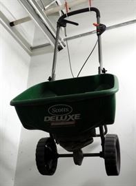 Scotts Deluxe Edge Guard Broadcast Spreader, Used