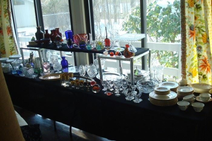 Table of collectible glass & china.