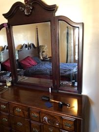 Queen size poster bedroom  set - queen ben, 2 night stands, dresser w/mirror and chest of drawers