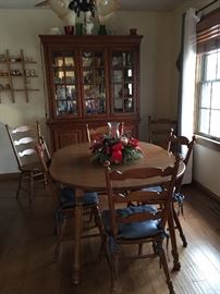 Vintage dining room Table – 1 leaf – 4 chairs