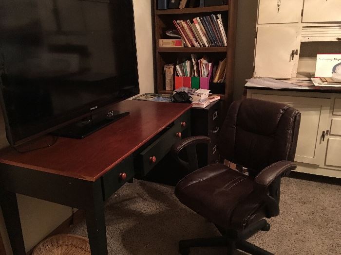 Desk and matching 2 drawer file cabinet - Office Chair