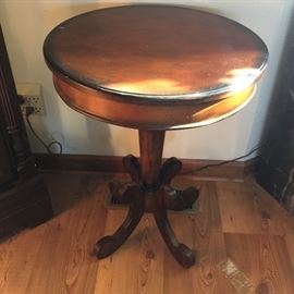 Vintage round pedestal table