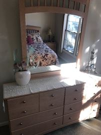 BLONDE WOOD QUEEN SIZE BEDROOM SET 