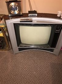 VINTAGE FLOOR TV