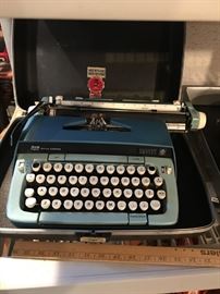 SMITH-CORONA GALAXIE 12 PORTABLE TYPEWRITER