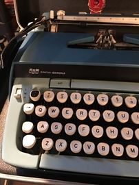 SMITH-CORONA GALAXIE 12 PORTABLE TYPEWRITER