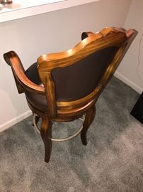 WOODEN SWIVEL BAR STOOLS