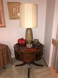 SIDE TABLE AND LAMP