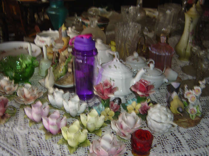 Capodimont Roses plus tons teapots