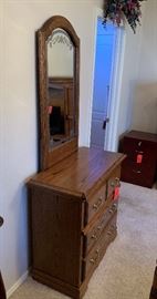 American Heirloom Oak 3-Drawer Dresser w/ Mirror Dimensions: (HxWxD in) 34x35.5x17.5in