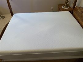 American Heirloom Queen Oak Poster Bed Tempurpedic Memory Foam Cloud Supreme Mattress Dimensions: (HxWxD in) 65x63x86in