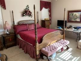 Oak King 4 Post Bed Dimensions: (HxWxD in) 80x78x92in