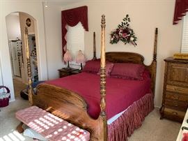 Oak King 4 Post Bed Dimensions: (HxWxD in) 80x78x92in