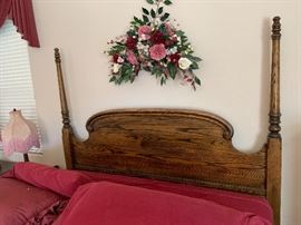 Oak King 4 Post Bed Dimensions: (HxWxD in) 80x78x92in