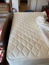 Oak King 4 Post Bed Dimensions: (HxWxD in) 80x78x92in